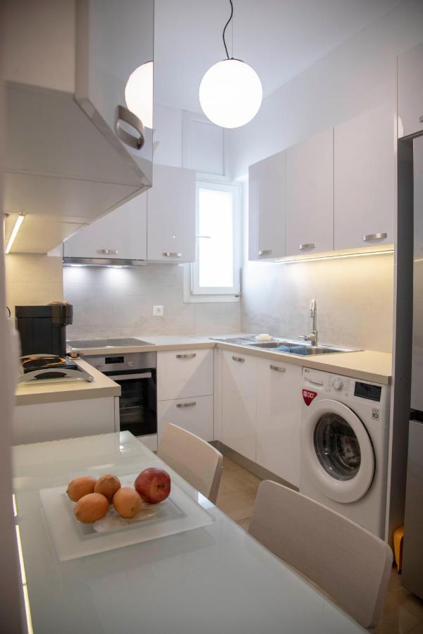 Konstantinos Stylish Brand New Apt In The Heart Of Atenas Exterior foto