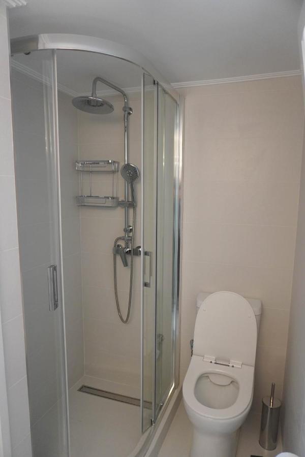 Konstantinos Stylish Brand New Apt In The Heart Of Atenas Exterior foto