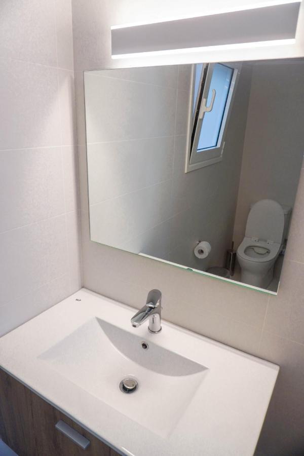 Konstantinos Stylish Brand New Apt In The Heart Of Atenas Exterior foto